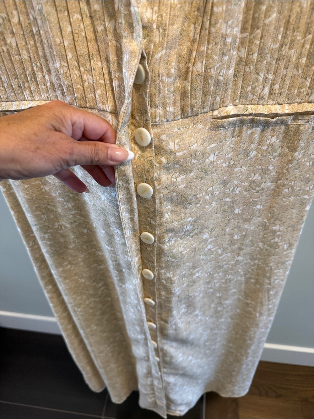 Sancia Ladies dress with stunning details for a minimal sophistication. - Picture 8 of 11